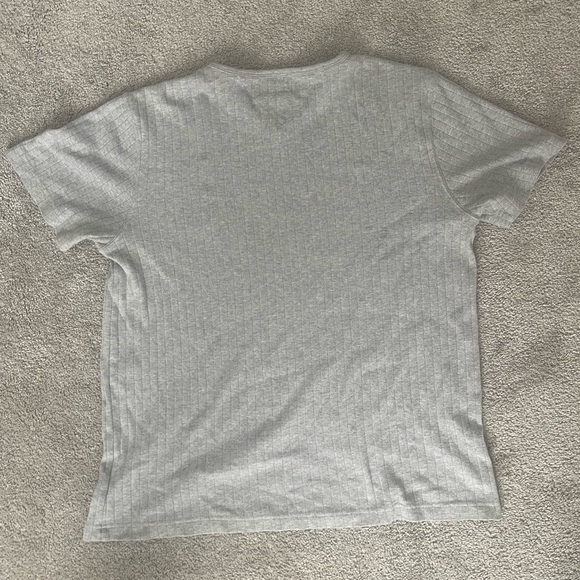 It’s a perfect oversized grey Tommy Hilfiger T-Shirt - Picture 4 of 5